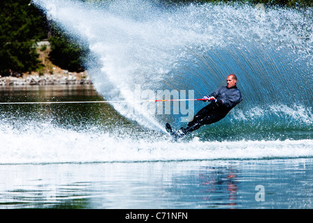 Un homme waterskies happy fit dans un wet suit dans l'Idaho. Banque D'Images