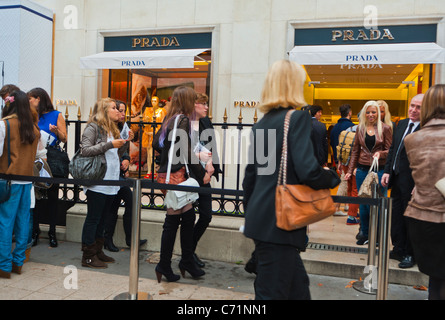 Paris, France, Medium Group People, Queuing Outside Italian Luxury Clothing Store, Prada, Fashion ni-ght, Sale Shopping Street,'Avenue Montaigne' paris shopping girls, Urban Teenagers Street Trendy Banque D'Images