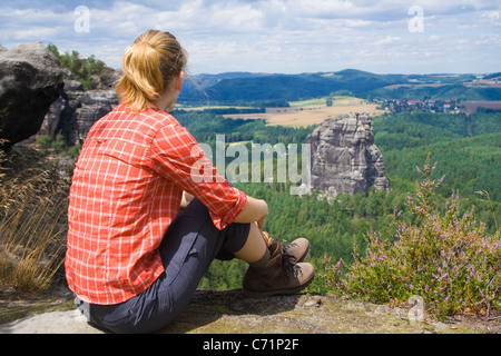 Femme à la recherche dans le lointain, des montagnes de grès de l'Elbe, Saxe, Allemagne, Europe Banque D'Images