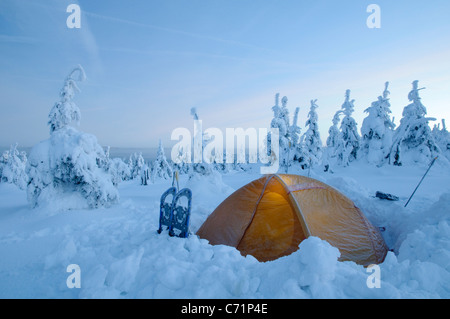 Allumé en tente dans la neige au crépuscule sur l'Acker, la plus longue chaîne de montagnes dans la partie supérieure de la résine, Parc National de Harz, Allemagne Banque D'Images