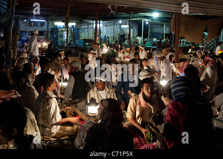 Le marché de nuit le khat dans Zabid, Yémen. Banque D'Images