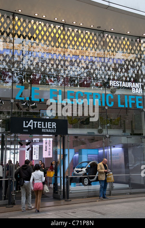 Magasin Renault, les Champs-Élysées à Paris, France Banque D'Images