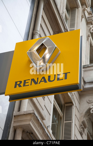 Logo Renault sur les Champs-elysées sur Paris ; France ; Banque D'Images