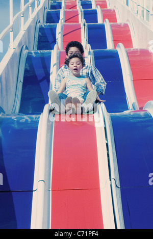 Les enfants sur la diapositive, low angle view Banque D'Images