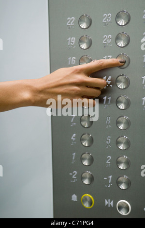 Woman's hand en appuyant sur le bouton au sol 17 Banque D'Images