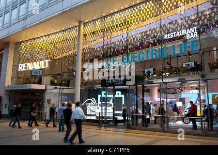 Magasin Renault sur les Champs-Élysées, Paris, France Banque D'Images