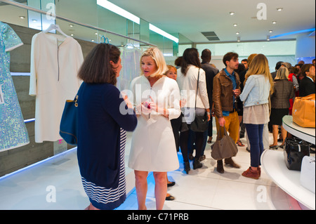 Paris, France, groupes de femmes françaises partageant des boissons à l'événement « Fashion Night », à l'intérieur de la boutique de vêtements de luxe de Courreges, riche Banque D'Images