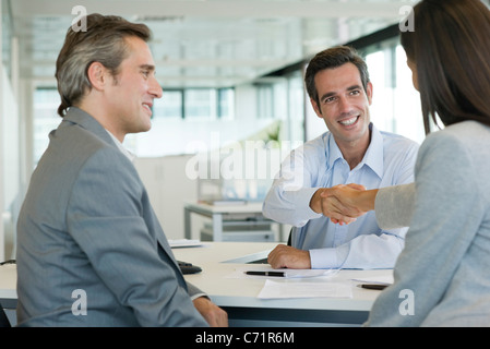 Businessman shaking hands with client Banque D'Images