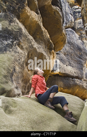 Femme de prendre une pause de la randonnée, à l'égard rêveusement rock formations, gamme Elbsandstein, Saxe, Allemagne, Europe Banque D'Images