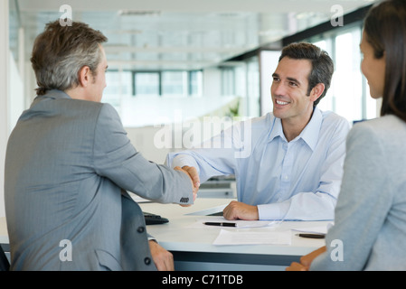 Businessman shaking hands with client Banque D'Images