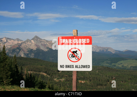 Pas de fermeture de sentiers VTT admis signe sur un sentier en descente à Telluride, Colorado Banque D'Images