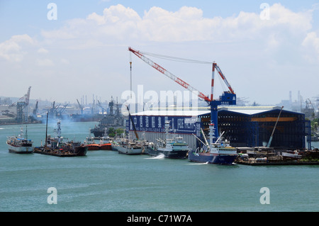 Les bateaux de pêche et chantier naval dans le port de Kaohsiung, à l'embouchure du fleuve Amour urban canal, Kaohsiung City, Taiwan. Banque D'Images