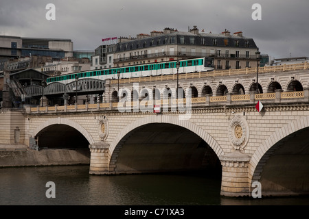 Metro train sur le Pont de Bercy Pont sur la Seine, Paris, France Banque D'Images