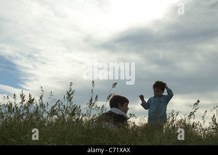 Garçons dans Prairie Banque D'Images