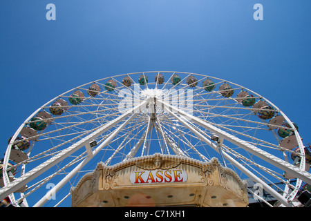 Grande roue close up sur un ciel bleu Banque D'Images