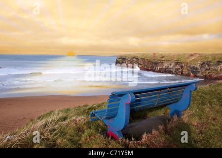 Banc de ballybunion en hiver avec vue sur la plage et les falaises au coucher du soleil Banque D'Images