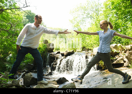 Couple hiking, woman reaching for man's hand Banque D'Images