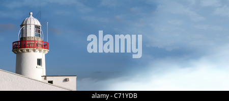 Leuchtturm capturé sur la hauteur avec un matériel roulant dans le brouillard Banque D'Images