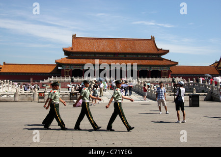 Quatre gardes du Palais marchant passé les ponts sur la première cour, la Cité Interdite, Pékin, Chine. Banque D'Images