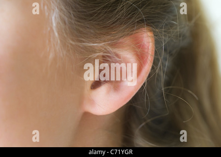 Close-up of young woman's pierced oreille Banque D'Images