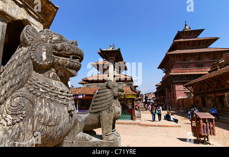 Lion statues dans Durbar Square, Patan, Népal Banque D'Images