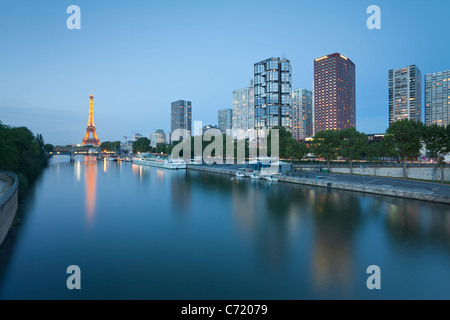 France, Paris, Vue de nuit sur la Seine aux immeubles de grande hauteur sur la rive gauche et de la Tour Eiffel Banque D'Images