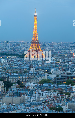 France, Paris, Tour Eiffel, vue sur les toits Banque D'Images