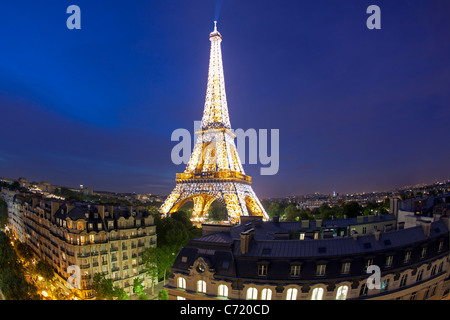 France, Paris, Tour Eiffel, vue sur les toits Banque D'Images