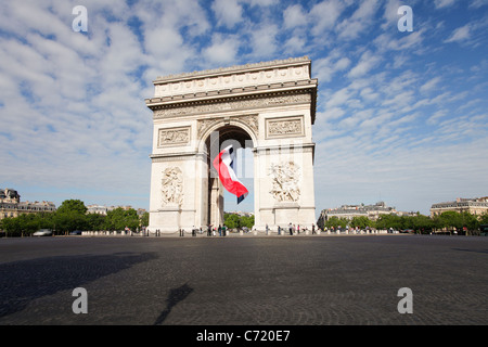 France, Paris, Etoile, drapeau Français en vertu de l'Arc de Triomphe construit par Napoléon Banque D'Images