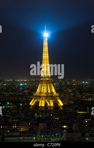 France, Paris, Tour Eiffel, vue sur les toits Banque D'Images