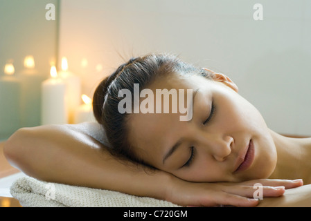Young woman resting head on arms à Bath Banque D'Images