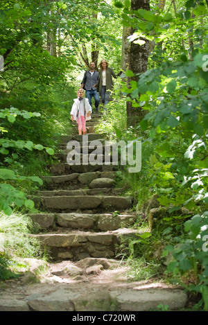 Balades en famille en bas des marches en pierre dans les bois Banque D'Images