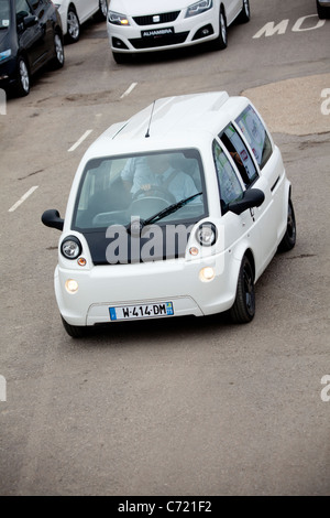 Moteur électrique batterie mia voiture prise moteur zéro émission eco bleu vert ecovolocity Battersea Power Station London England Banque D'Images