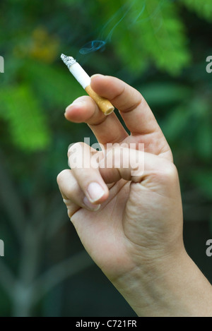 Woman's hand holding cigarette Banque D'Images