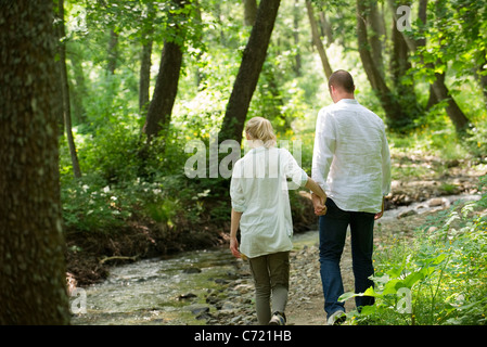 Couple walking in woods Banque D'Images