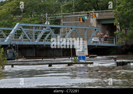 La rivière Passaic inondée après l'ouragan Irène a frappé le nord du New Jersey le 28 août 2011. Banque D'Images