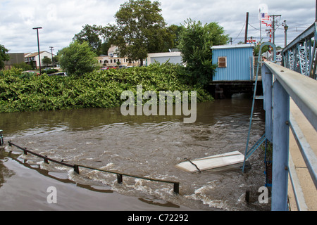 La rivière Passaic inondée après l'ouragan Irène a frappé le nord du New Jersey le 28 août 2011. Banque D'Images