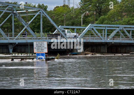 La rivière Passaic inondée après l'ouragan Irène a frappé le nord du New Jersey le 28 août 2011. Banque D'Images