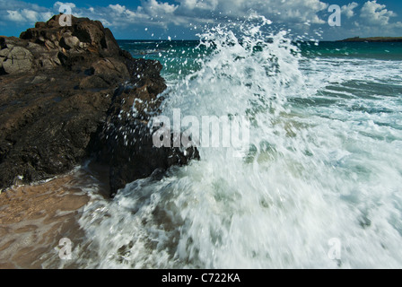 Une vague s'écrase à terre sur l'île de Maui Hawaii donnant la sensation d'être frappé par l'eau Banque D'Images