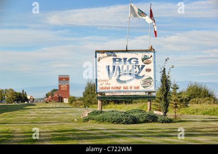 Un panneau de bienvenue et l'élévateur à grain à l'entrée de Big Valley, en Alberta, Canada. Banque D'Images