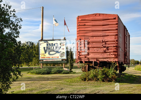 Un wagon de train et panneau de bienvenue à l'entrée de Big Valley, en Alberta, Canada. Banque D'Images