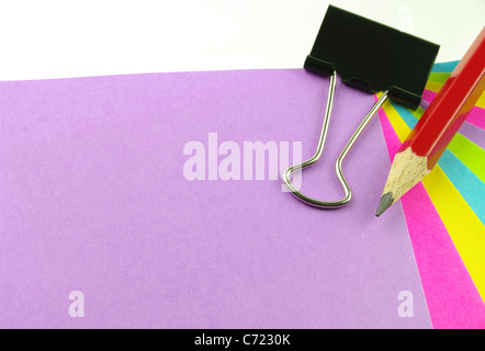 Documents note de couleur et crayon rouge Banque D'Images