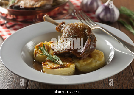 Confit de canard aux pommes de terre dauphinoise Banque D'Images