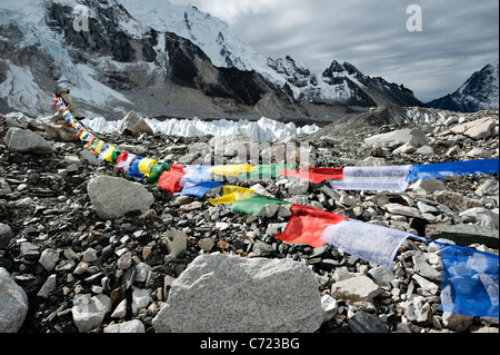 Les drapeaux de prières vague dans le vent à Mt. Camp de base de l'Everest. Banque D'Images