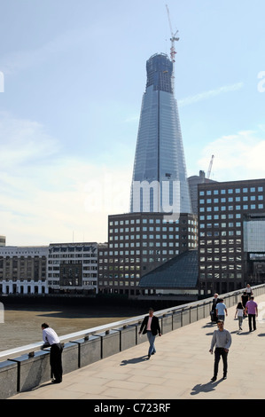 La chaussée Du Pont de Londres avec les piétons et le Fragment bâtiment en construction Ville de London England UK Banque D'Images