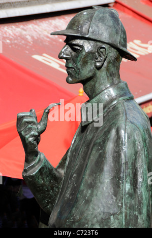 Close up manteau tuyau face & hat partie de Sherlock Holmes statue en bronze par le sculpteur John Doubleday près de supposé du 221B Baker Street London UK Banque D'Images