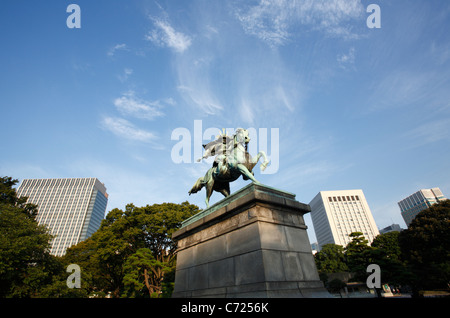 TOKYO - 8 SEPTEMBRE : Statue de Kusunoki Masashige au motif de la Place du Palais Impérial le 8 septembre 2011 à Tokyo. Banque D'Images