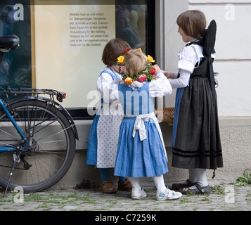 Trois jeunes filles en costumes de guilde textile se préparer pour la traditionnelle parade annuelle de printemps des guildes Banque D'Images