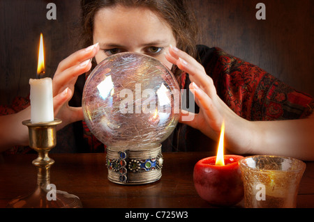 Les jeunes Fortune Teller dans une écharpe rouge en collaboration avec son Crystal Ball Banque D'Images