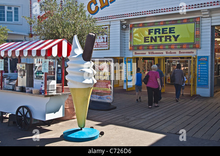 Clacton-on-Sea, Essex. Entrée de la jetée. Septembre 2011 Banque D'Images